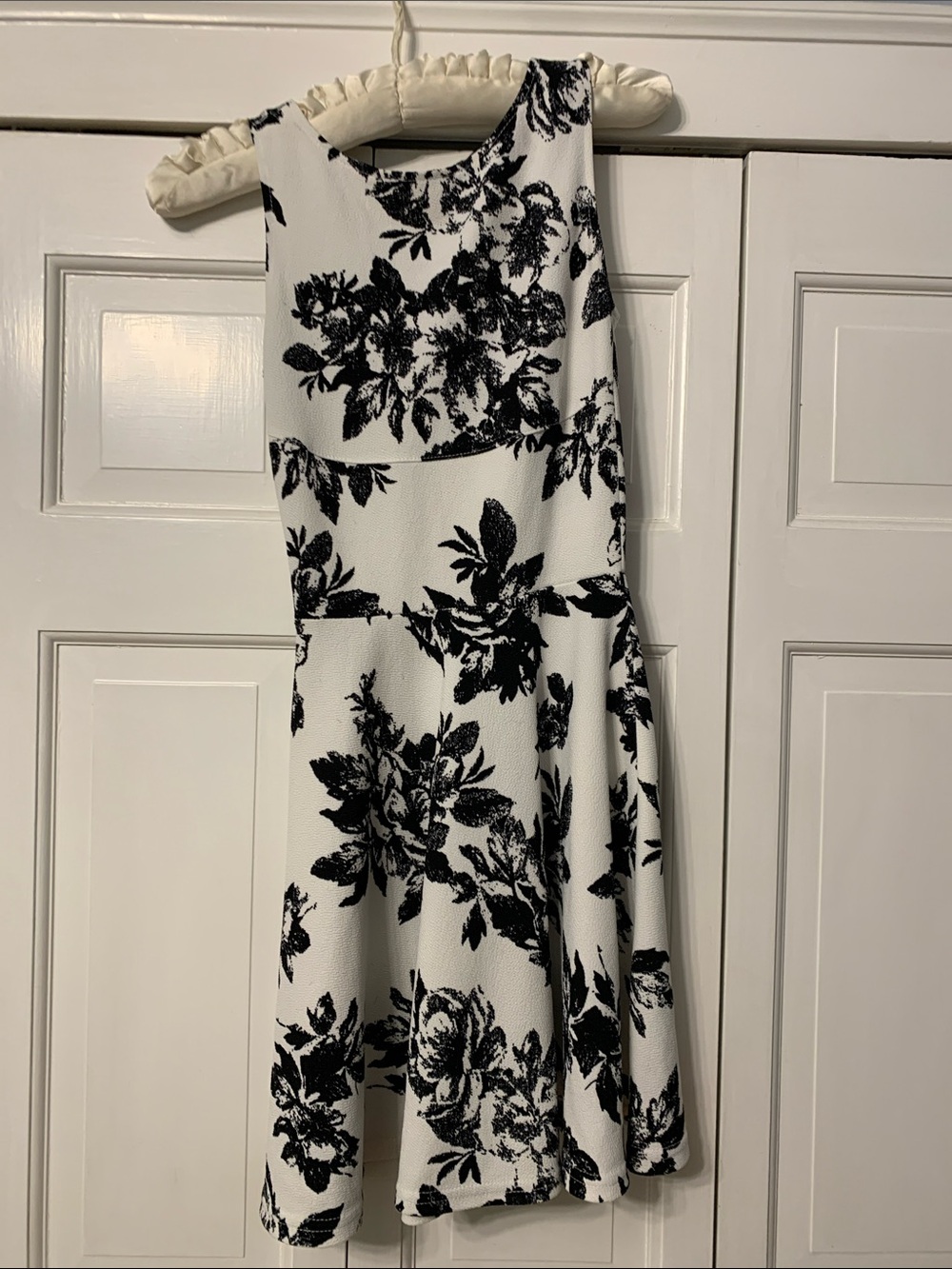 Black & White Floral Fit-and-Flare girls Dress size S. Fits like an 8~10